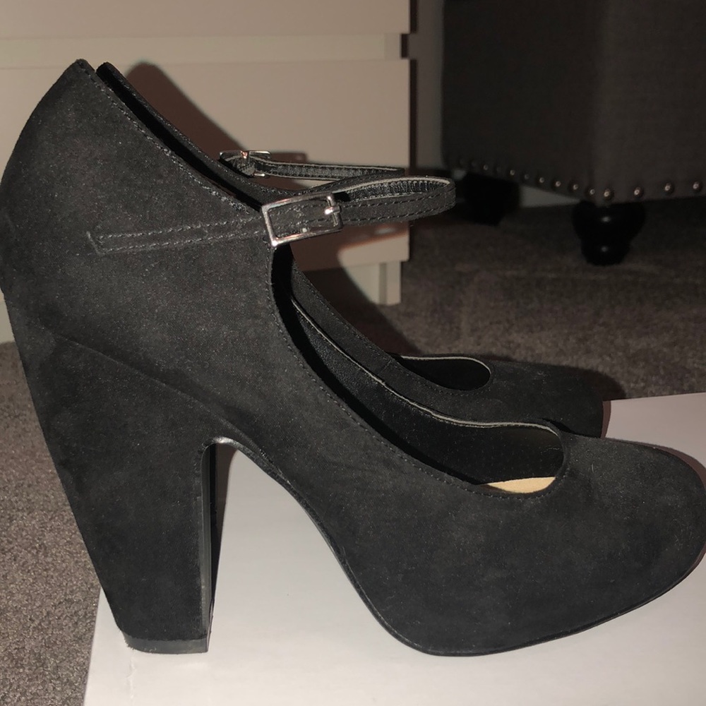Crown vintage pumps
